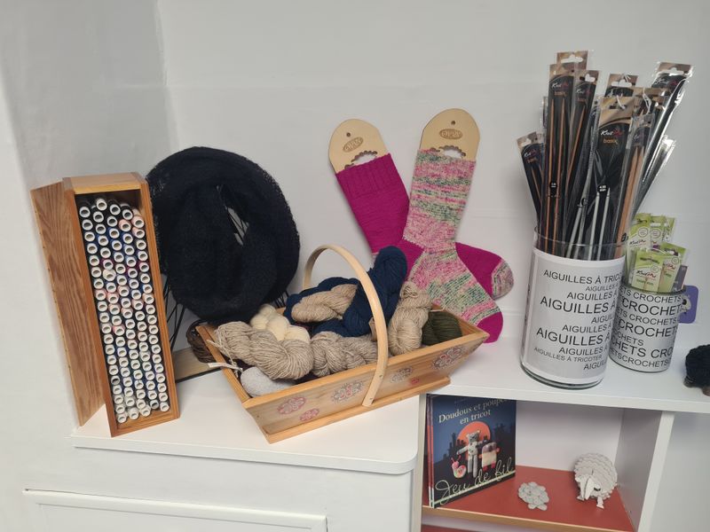 Du matériel de tricot, aiguilles et pelotes
