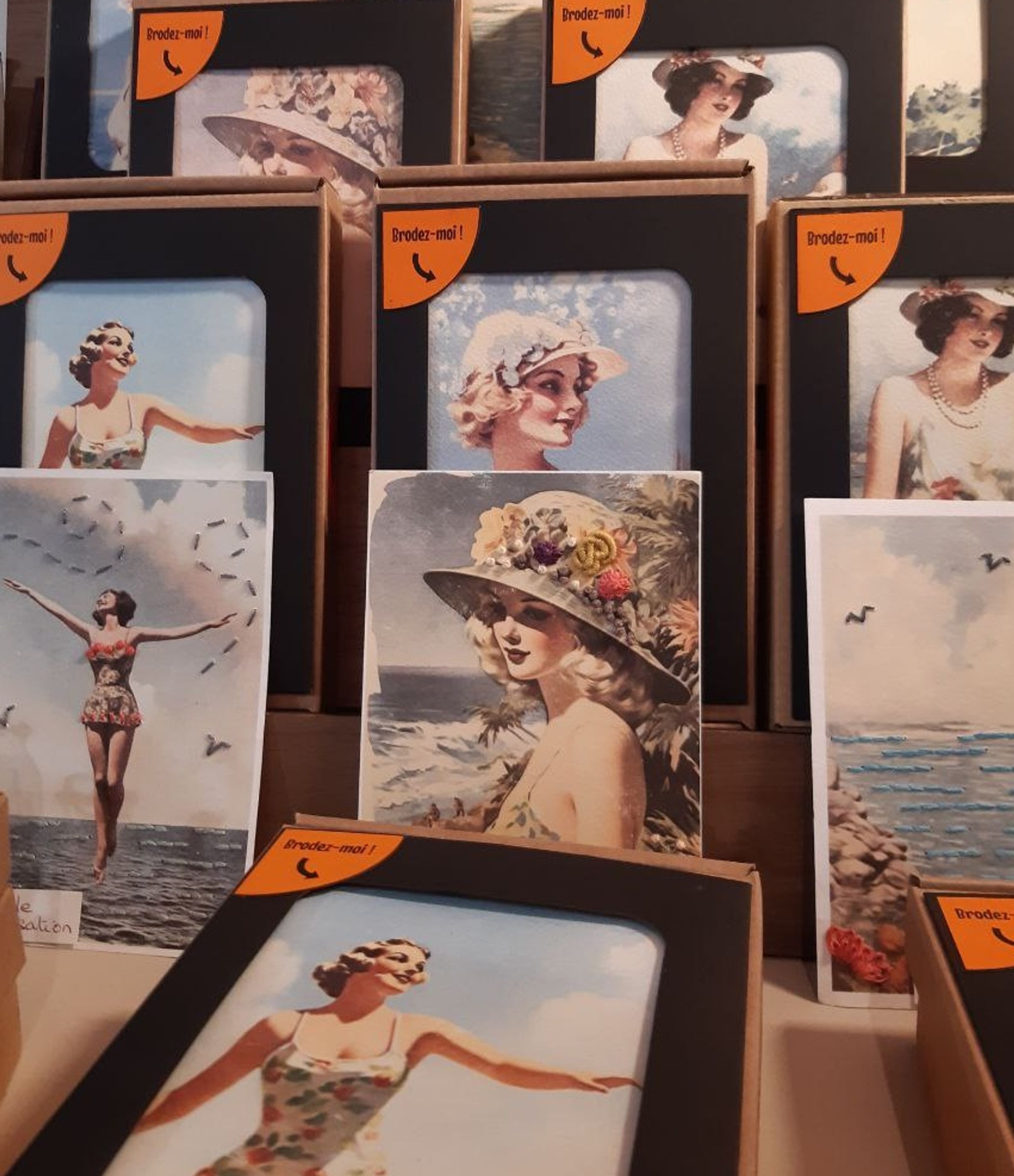 Gros plan sur des cartes postales à broder